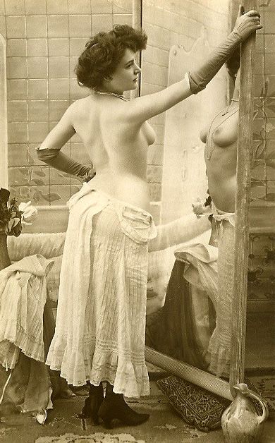 у зеркала. голая женщина смотрится в зеркало, прикольное фото с эротикой