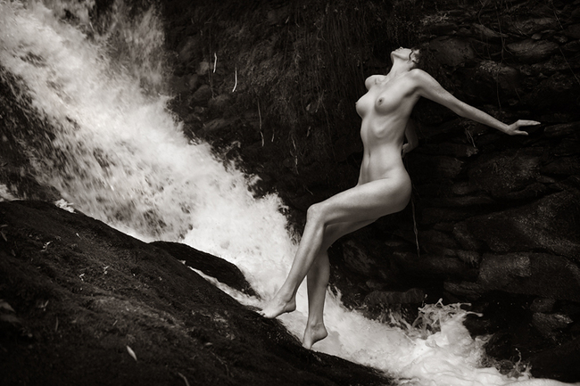 на скалах. обнаженная женщина возле горного потока, прикольное фото с эротикой