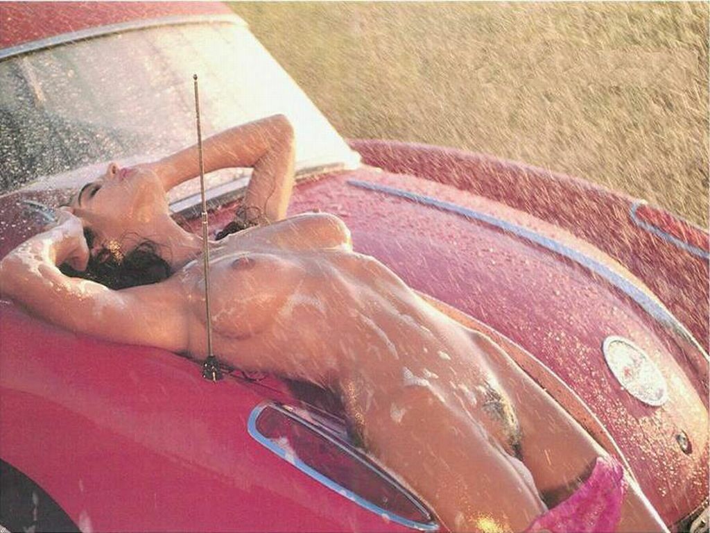 фото красивой женщины обои для рабочего стола. голая девушка в мыльной пене на капоте автомобиля под струями воды в автомойке, фото красивой женщины обои