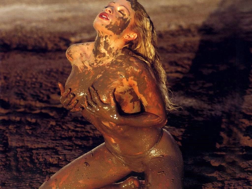 голая женщина обляпанная грязью тискает в экстазе свои сиськи, фото голой женщины - обои для рабочего стола