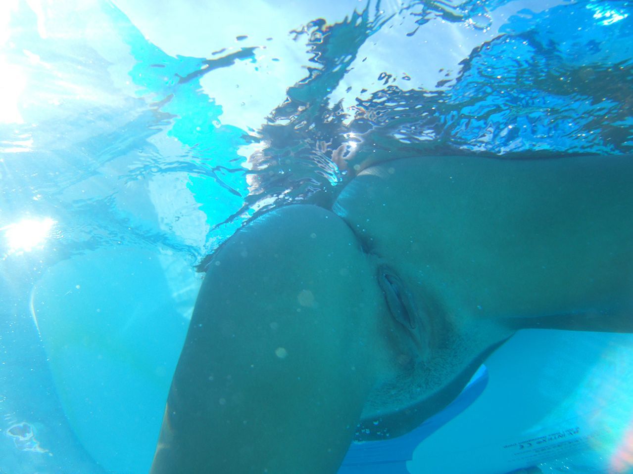 голая раскрытая вульва девушки под водой, фото голой женщины - обои для рабочего стола