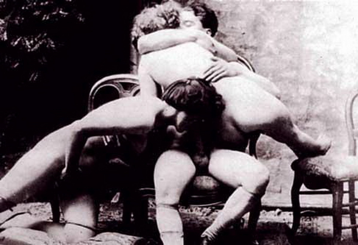 мужчина целует голую толстую тетку пока ее подруга делает ему минет, обои девушки ретро фото