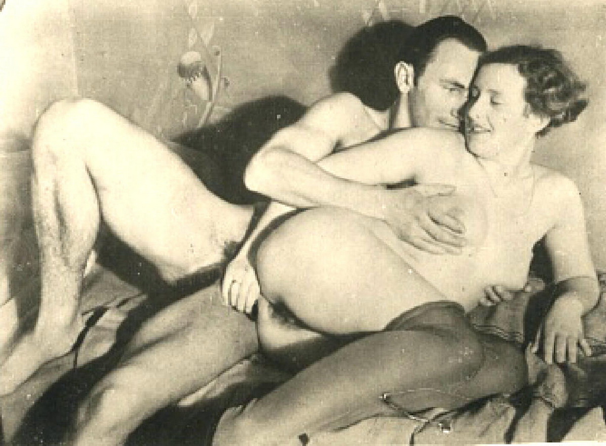 толстая голая тетка в чулках направляет пенис мужчины в свое влагалище, обои девушки ретро фото