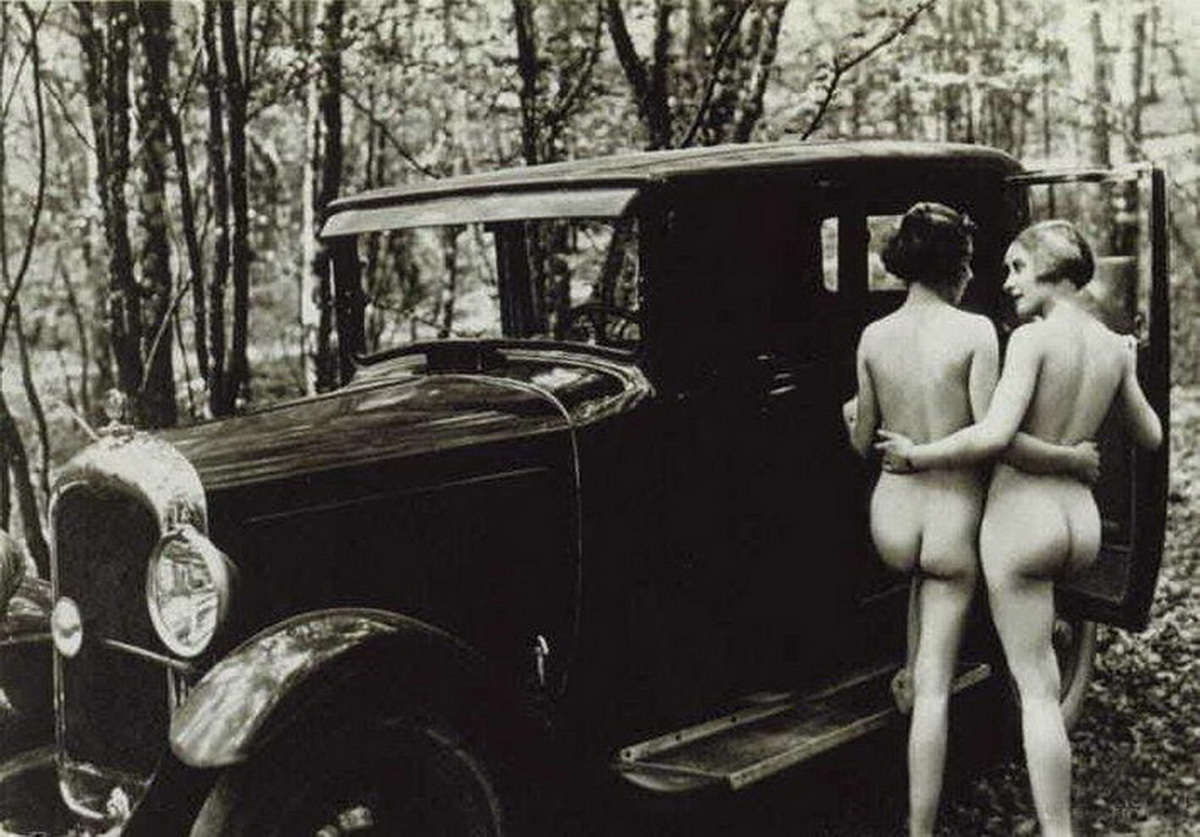Ретро обои для рабочего стола. две голых девушки садятся в старинный автомобиль, обои девушки ретро фото