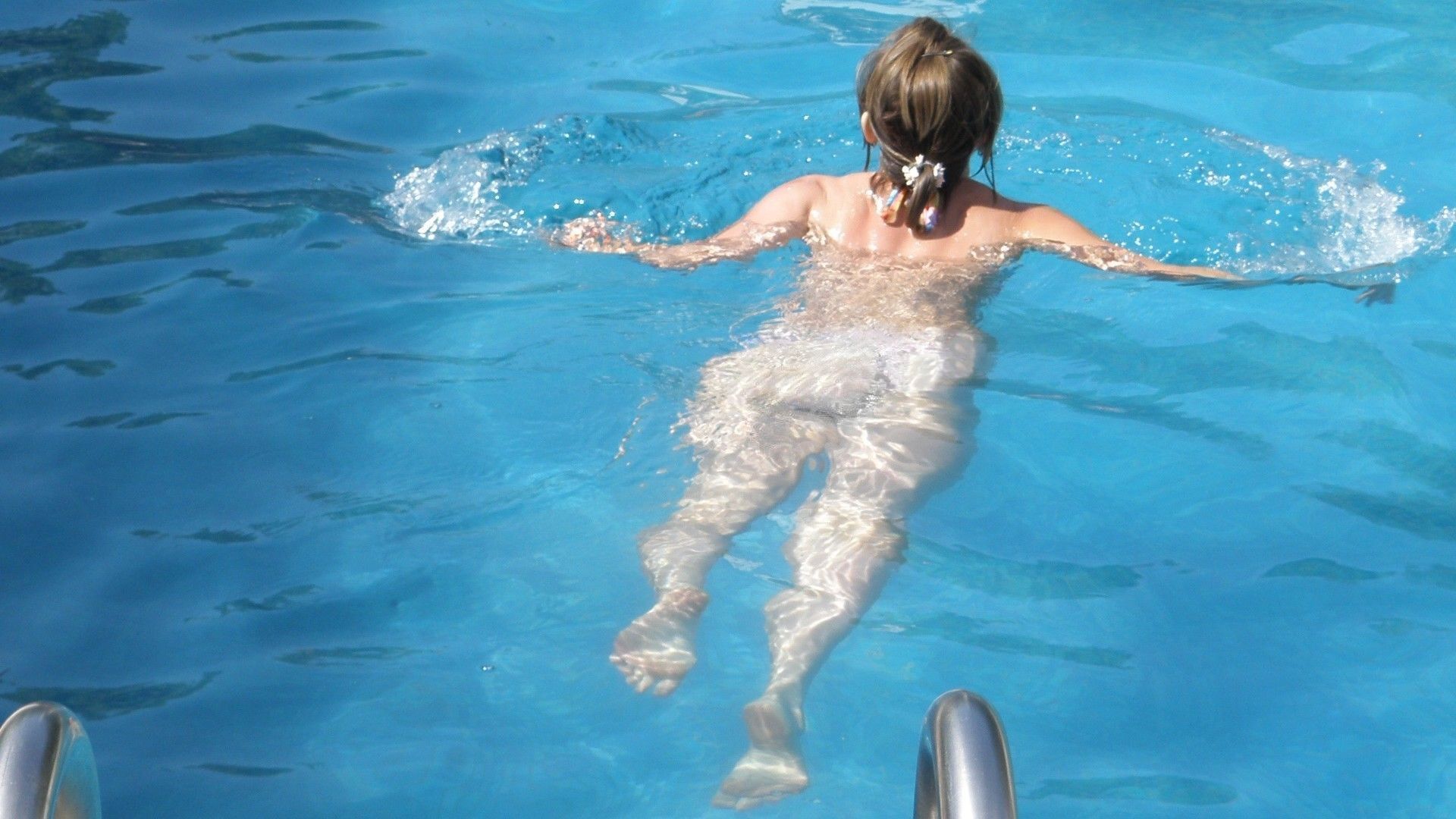 обнаженная женщина плывет в бассейне, обои эротика фото