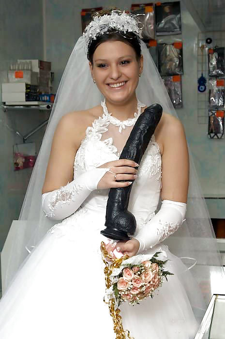 невеста со свадебным подарком в виде огромного черного фаллоимитатора, картинка порно прикол