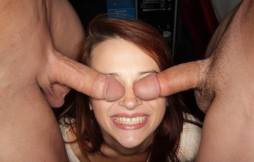 зубастая девушка демострирует оскал с закрытыми двумя головками пенисов глазами, картинка порно прикол