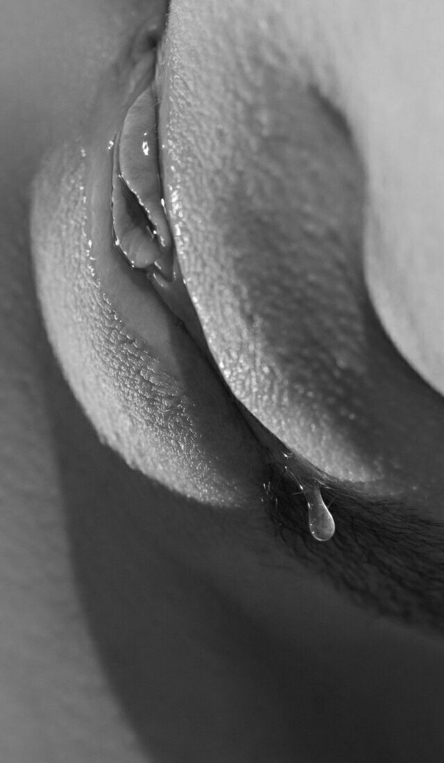 капелька сока, художественное черно-белое фото вульвы с влагалищными выделениями, картинка порно прикол