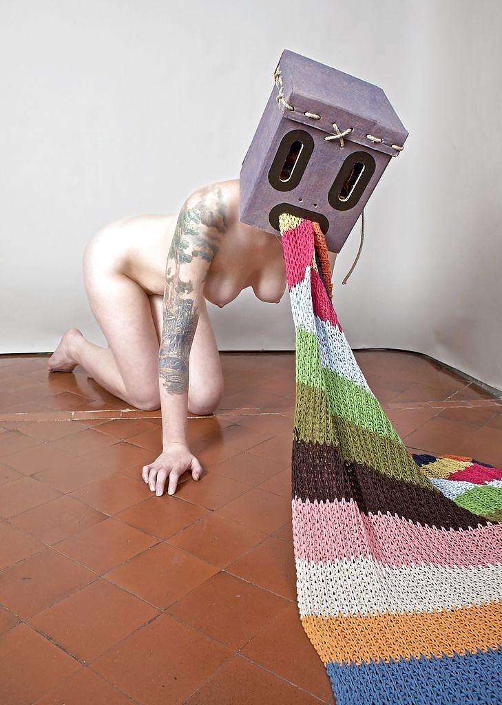 голая женщина в позе раком с ящиком на голове изображает поедание полового коврика, картинка порно прикол