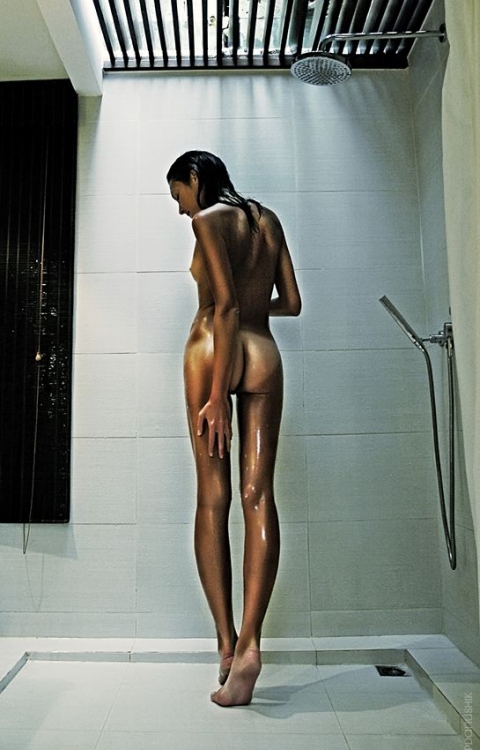 худенькая длинноногая девушка в голом виде под душем смывает бронзовую краску с тела, картинка порно прикол