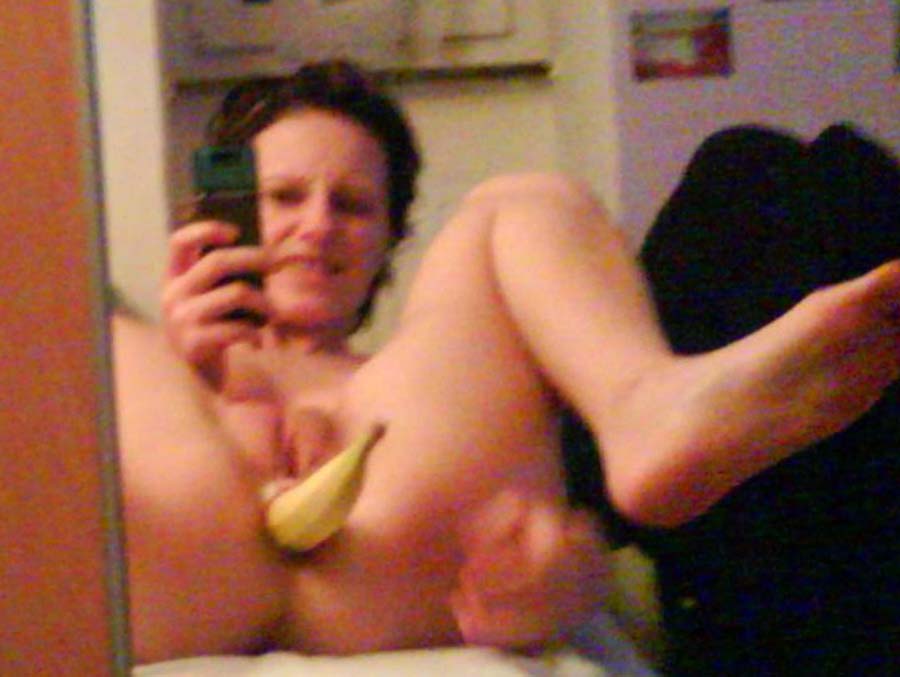 зрелая тетка фотографирует свою анальную мастурбацию бананом на телефон, фото мастурбирующей девушки