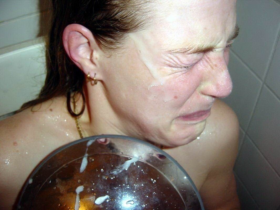 молодая жена сморщилась от попавшей ей на лицо спермы, фото женщины в сперме