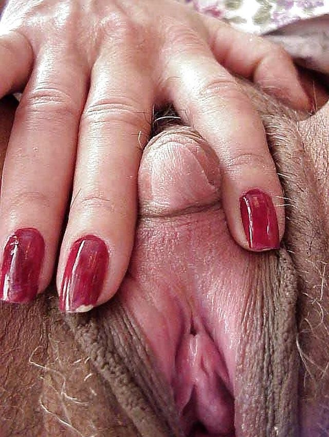 женщина пальцами стимулирует свой клитор при V-образной мастурбации, фото клитора женщины