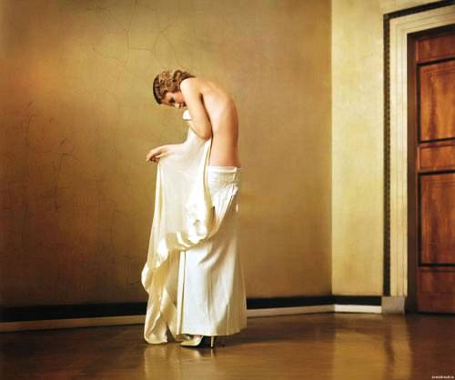 003 эротическое фото,  Рената Литвинова без одежды показывает свои интимные места перед камерой 