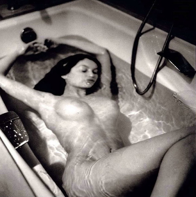 012 эротическое фото,  Летиция Каста с голой грудью во время эротической фотосессии 