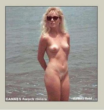 003 эротическое фото,  Шерон Стоун без одежды показывает свои интимные места перед камерой