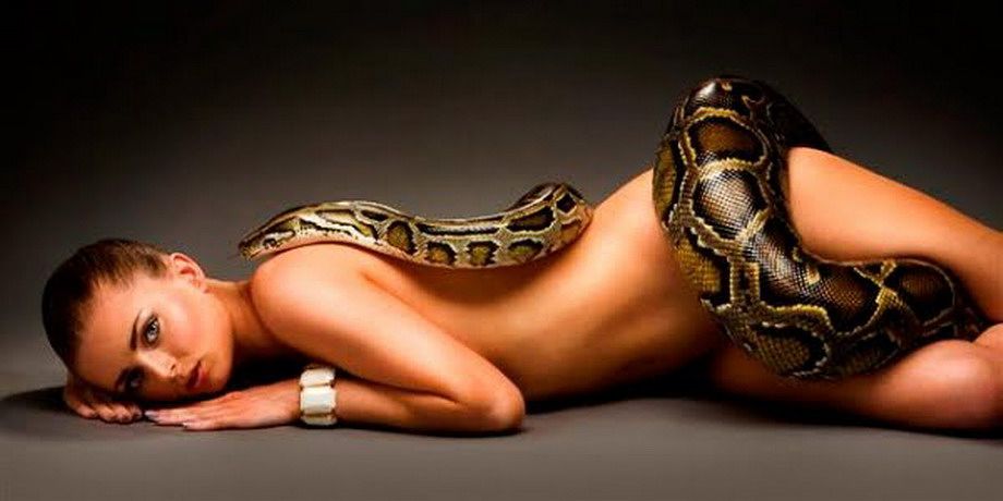 голая женщина со змеей