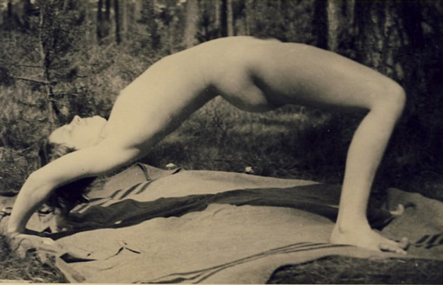 голая гимнастка делает мостик, ретро фото голой женщины