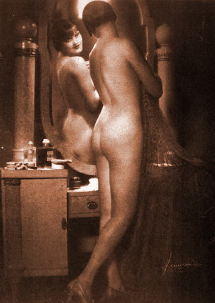 У зеркала, ретро фото голой женщины