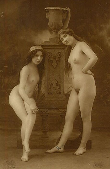 две толстых тетки возле старинной вазы, американское ретро порно фото