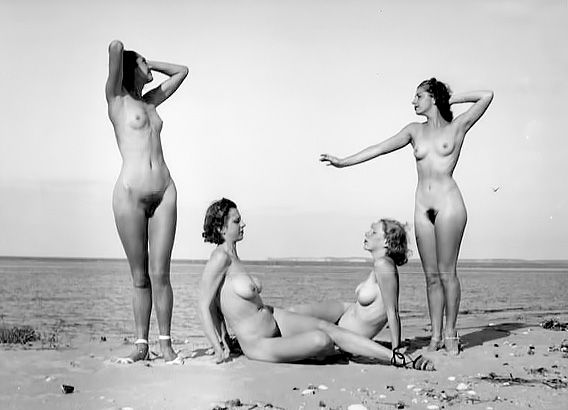 группа голых девушек на пляже составляют композицию из своих тел, эротика секс ретро фото