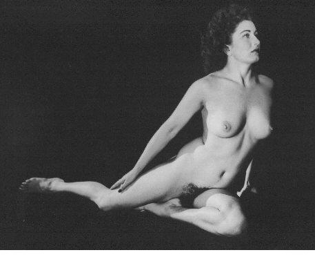 женщина с красивой грудью на одном колене, ретро фото эротики секса
