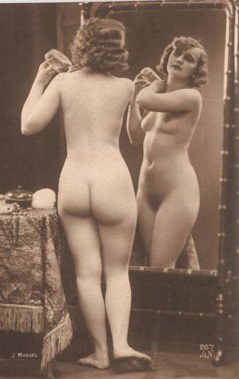 толстопопая красавица перед зеркалом, ретро фото эротики секса