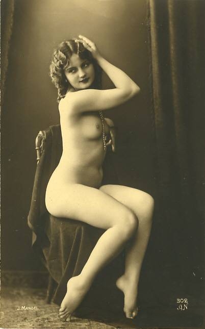 голая девушка на бархатном стуле, ретро фото эротики секса