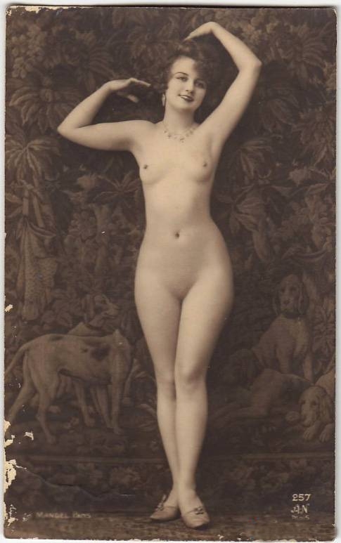 красивая обнаженная женщина на фоне гобелена, ретро фото эротики секса