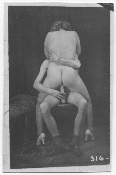 толстая мамаша садится на член худенького юноши, ретро фото эротики секса