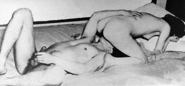 мужчина с поднятым членом лижет вульву женщины сидящей над его лицом, ретро фото эротики секса