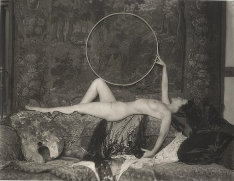 обнаженная женщина лежащая на спинке дивана, ретро фото эротики секса