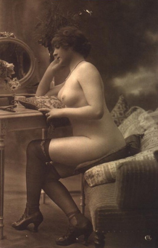 толстопопая женщина в чулках у зеркала, любовь ретро фото