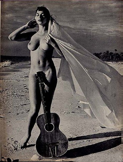 голая женщина с большой грудью и гитарой, любовь ретро фото
