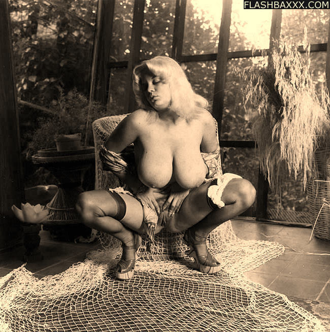 толстушка с большими дойками сидя на корточках, ретро фото любви