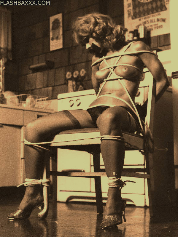 женщина в голом виде привязана к стулу на кухне, ретро фото любви