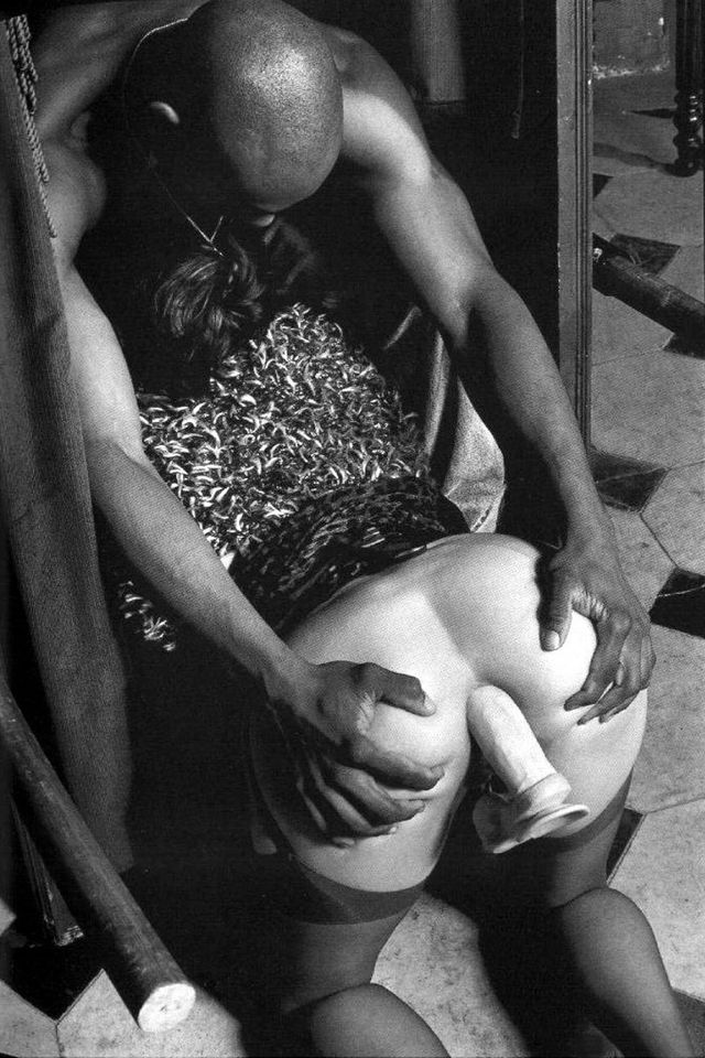 белая женщина с фаллоимитатором в анусе стоя на коленях делает минет негру, ретро фото минета и орального секса, ретро фото любви