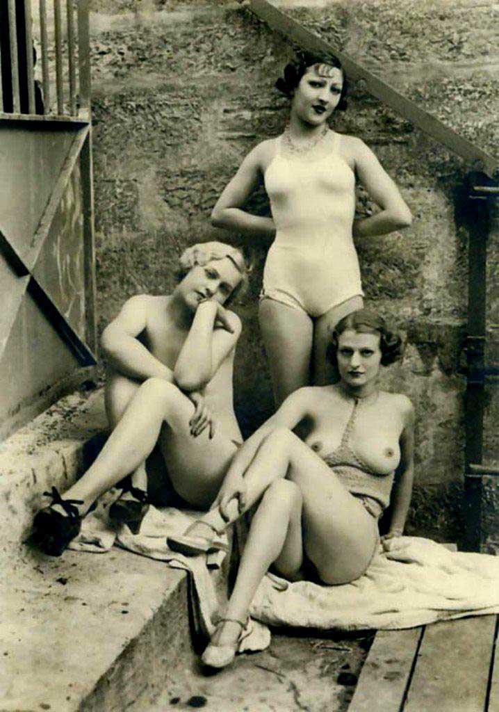 Три голых девушки в подворотне, фото мастурбации