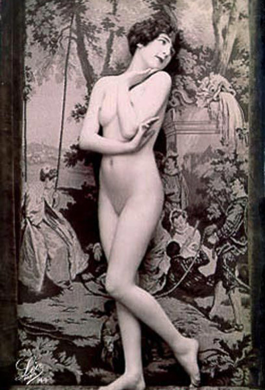 голая женщина на фоне старинного гобелена, ретро фото фетиш