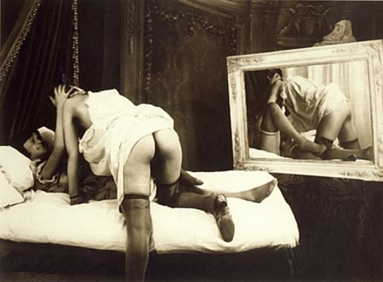 девушки с зеркалом у кровати, ретро фото фетиш