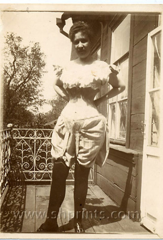 старая тетка в неглиже на балконе, ретро фото фетиш