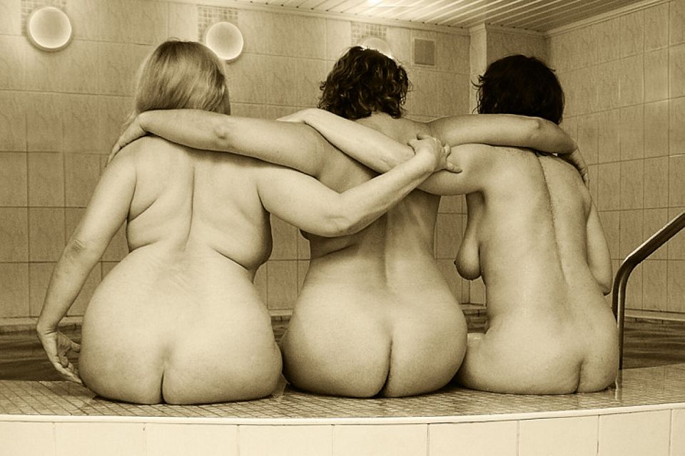 три больших женских голых попы сидят на краю бассейна, фото женской большой попы