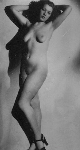 голая зрелая женщина без талии и с плоским задом, фото женской большой попы