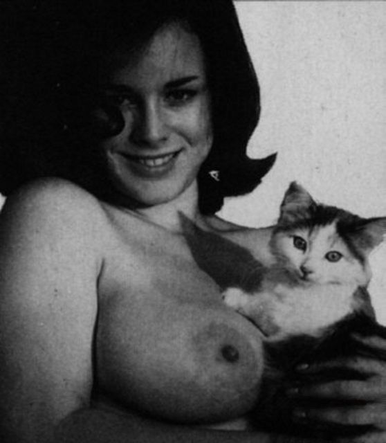 домашнее фото девушки с котенком на большой груди, фото больших сисек
